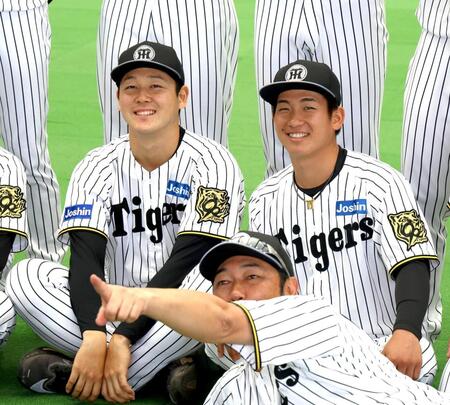 　記念写真で笑顔を見せる伊原と木下（左）＝撮影・北村雅宏