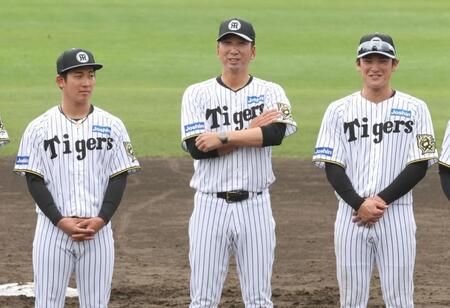 　藤川監督の隣に並ぶ高寺（右）と伊原（影・田中太一）