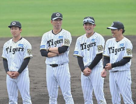 　野手ＭＶＰの高寺（中央右）と談笑する藤川監督（中央左）＝撮影・飯室逸平