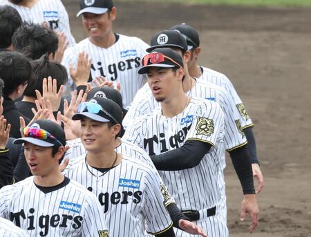 　キャンプを打ち上げ、スタッフらとタッチを交わす佐藤輝（撮影・田中太一）