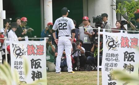 　報道陣に囲まれ、キャンプを総括する藤川監督（撮影・飯室逸平）