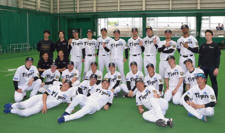 　記念撮影をする阪神投手陣ら（撮影・北村雅宏）