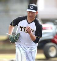 　投内連係で一塁へ駆け出す岩崎（撮影・北村雅宏）