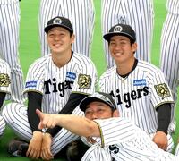 　記念写真で笑顔を見せる伊原と木下（左）＝撮影・北村雅宏