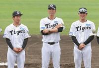 　藤川監督の隣に並ぶ高寺（右）と伊原（影・田中太一）