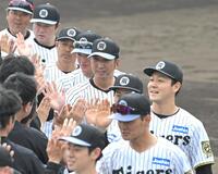 　充実のキャンプを打ち上げ、ハイタッチを交わす藤川監督ら（撮影・飯室逸平）