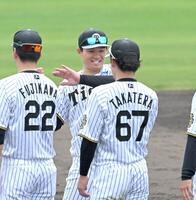 　充実のキャンプを打ち上げ、藤川監督（２２）らと笑顔でタッチを交わす森下（撮影・飯室逸平）