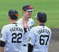 　充実のキャンプを終え、藤川監督（２２）と笑顔でタッチを交わす佐藤輝（撮影・飯室逸平）