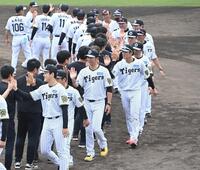 　充実のキャンプを打ち上げ、ハイタッチを交わす藤川監督（中央）ら阪神ナイン（撮影・飯室逸平）