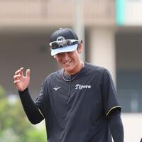 　守備練習の後、笑顔を見せる高寺（撮影・北村雅宏）