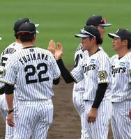 　手締め後、藤川監督とタッチを交わす高寺（右から２人目）＝撮影・北村雅宏