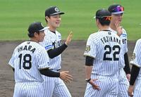 　藤川監督らとタッチを交わす木下、伊原ら（撮影・飯室逸平）