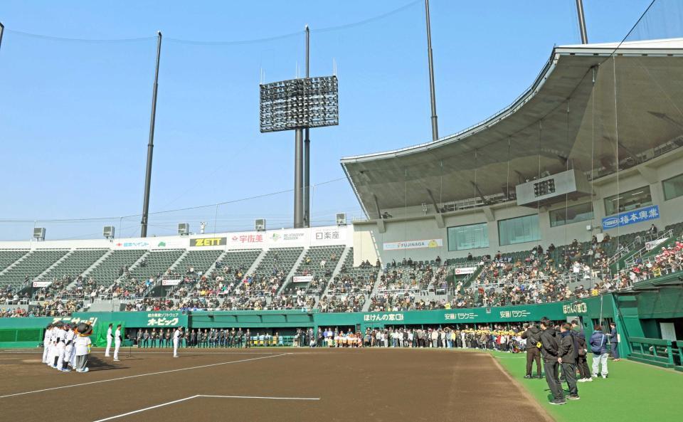 　多くのファンが見守る中で行われた尼崎市の歓迎セレモニー（撮影・立川洋一郎）