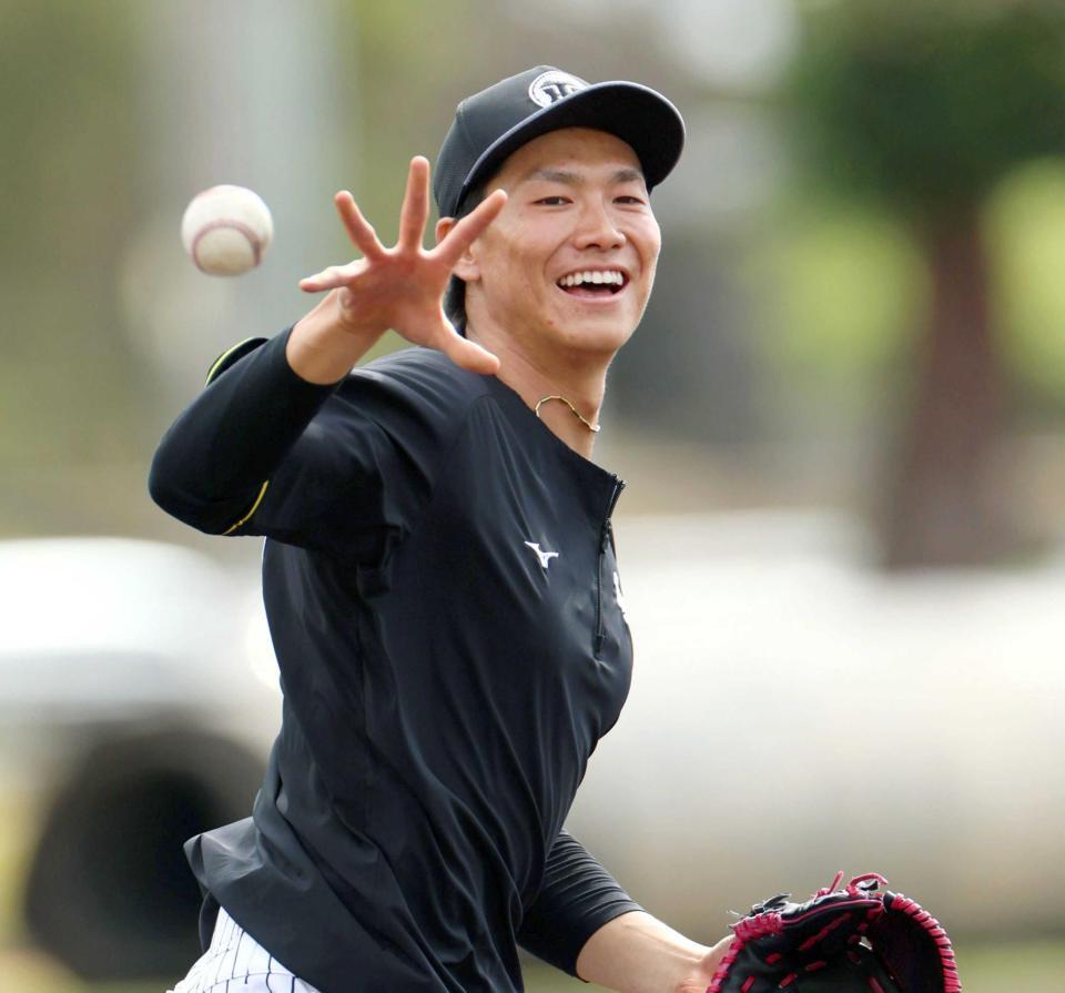　投内連係で笑顔でボールをトスする湯浅（撮影・北村雅宏）