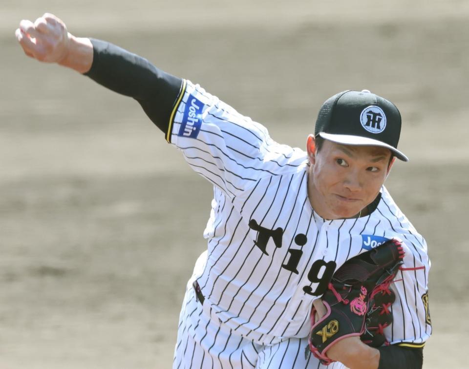 　打者を相手に投げ込む湯浅（撮影・田中太一）