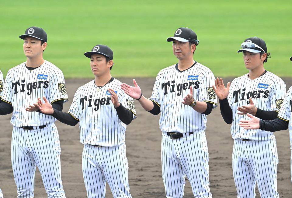 　充実のキャンプを打ち上げる（左から）木下、伊原、藤川監督、高寺（撮影・飯室逸平）