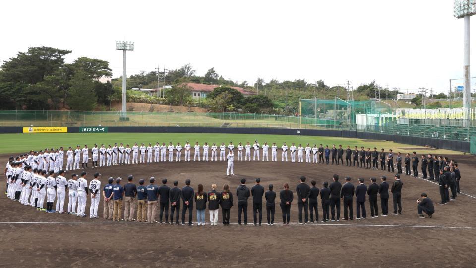 　手締めの輪を作る阪神ナインや球団関係者ら（撮影・北村雅宏）