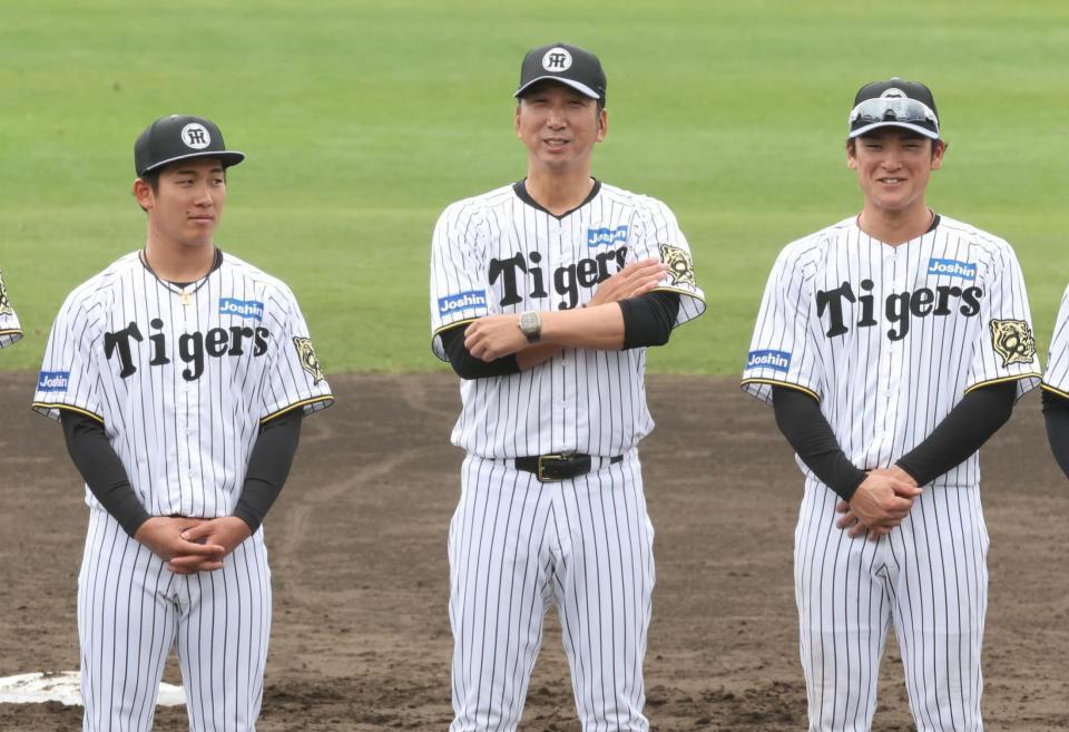 　藤川監督の隣に並ぶ高寺（右）と伊原（影・田中太一）