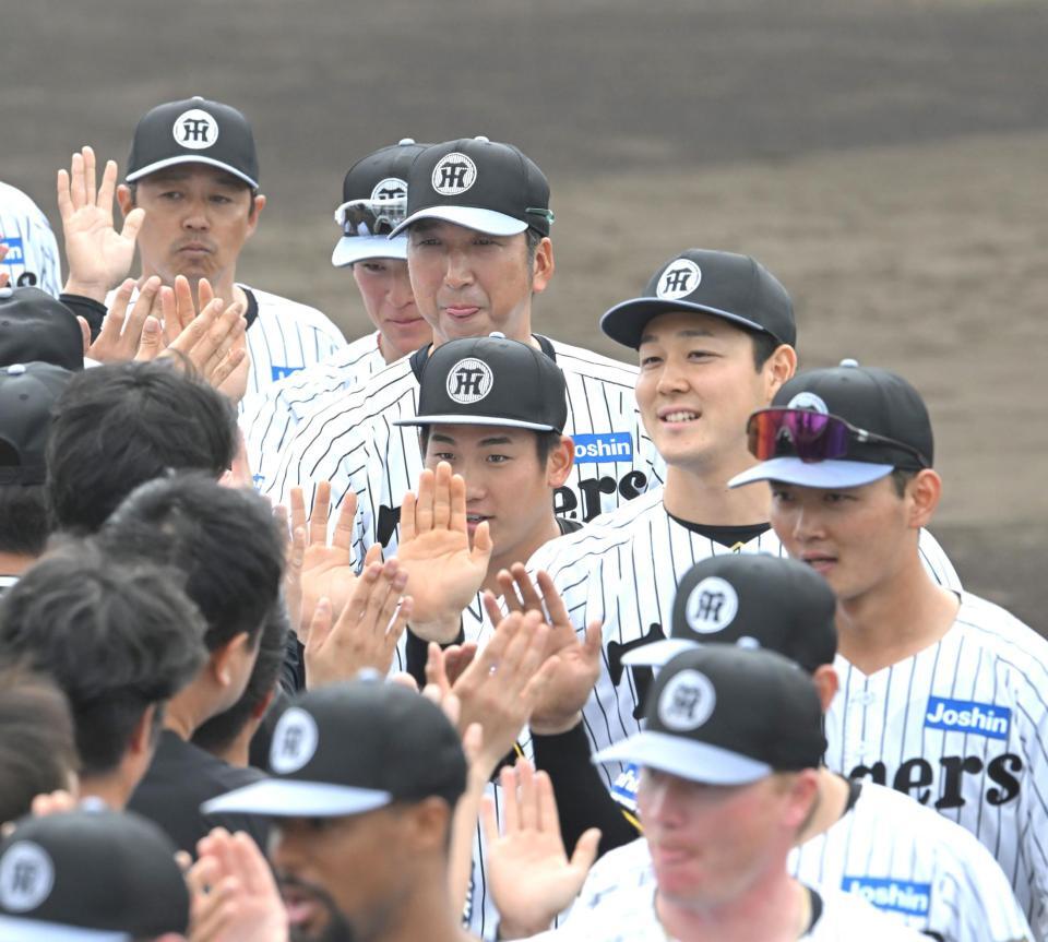 　充実のキャンプを打ち上げ、ハイタッチを交わす藤川監督ら（撮影・飯室逸平）