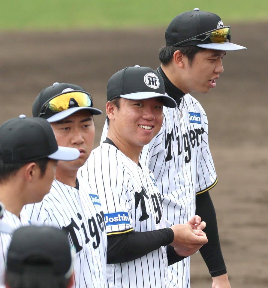 　グラウンドで笑顔を見せる村上（中央）＝撮影・北村雅宏