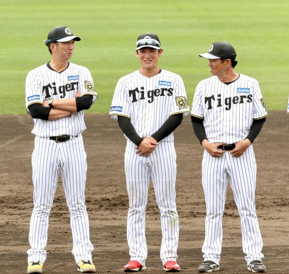 　野手ＭＶＰの高寺（中央）は藤川監督、藤本コーチから話しかけられ笑顔を見せる（撮影・田中太一）