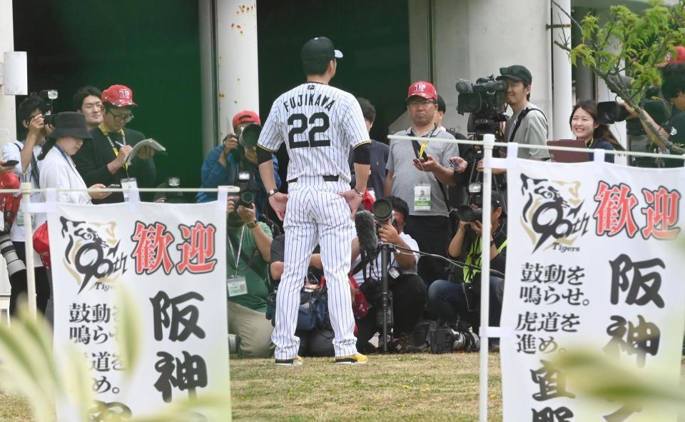　報道陣に囲まれ、キャンプを総括する藤川監督（撮影・飯室逸平）