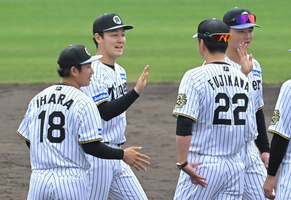 　藤川監督らとタッチを交わす木下、伊原ら（撮影・飯室逸平）