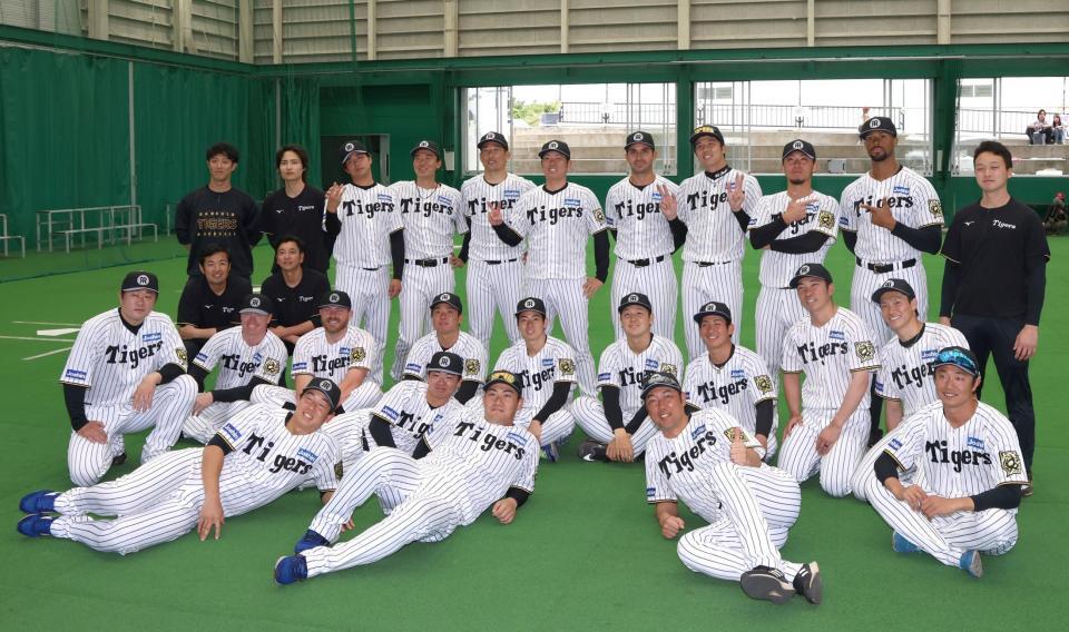 　記念撮影をする阪神投手陣ら（撮影・北村雅宏）