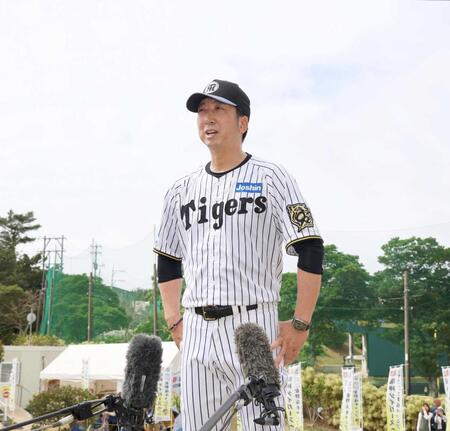 　総括インタビューをする藤川監督（撮影・北村雅宏）