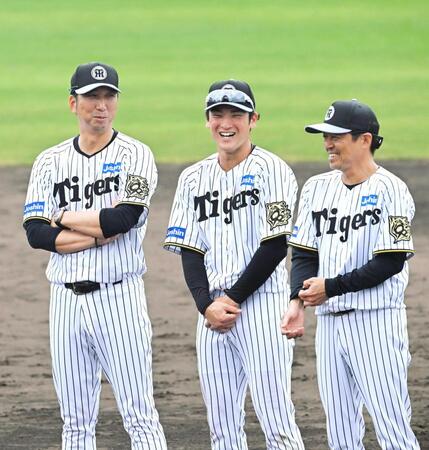 　藤川監督（左）に声をかけられ、笑顔の高寺（中央）（撮影・飯室逸平）