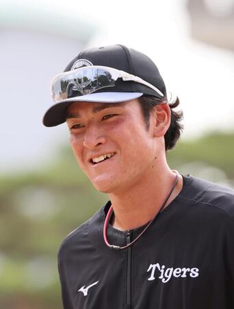 　ノック後、笑顔を見せる高寺（撮影・北村雅宏）