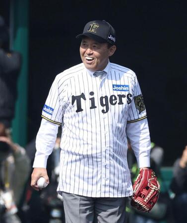 　始球式を務めた岡田オーナー付顧問は笑顔を見せる（撮影・中田匡峻）