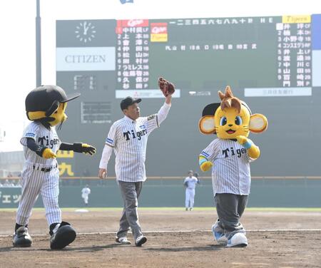 　始球式を務めた岡田オーナー付顧問（撮影・西田忠信）