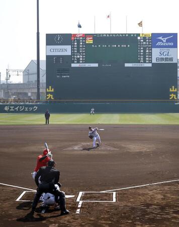 　初球を投じる門別（撮影・山口登）