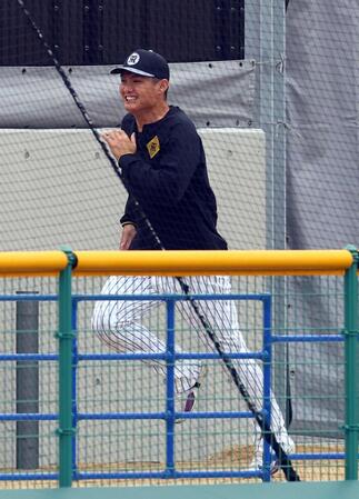 　室内練習場に向かう西純（撮影・山口登）