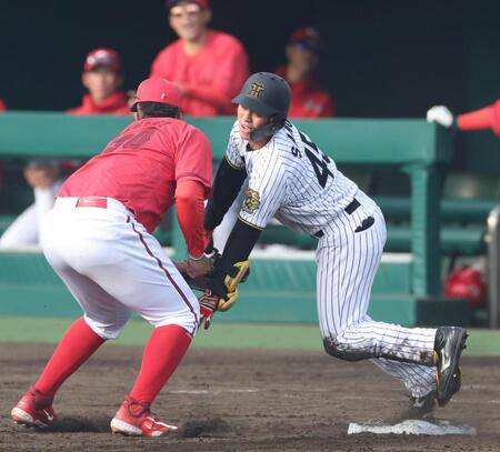 　７回、同点となる２点適時二塁打を放った佐野（右）は三塁を狙うもアウトになる（撮影・中田匡峻）