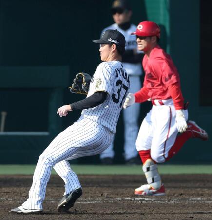 　６回、田中（右）に適時二塁打を浴びた及川（撮影・中田匡峻）