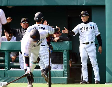 　３回、生還した井坪を迎える平田２軍監督（右）＝撮影・山口登