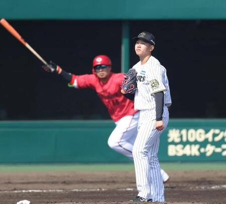 　２回、松山（奥）を中飛に打ち取る門別（撮影・中田匡峻）