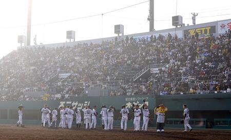 　広島と引き分け、試合を終えた阪神ナインはファンにあいさつする（撮影・山口登）