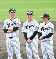 　藤川監督（左）に声をかけられ、笑顔の高寺（中央）（撮影・飯室逸平）