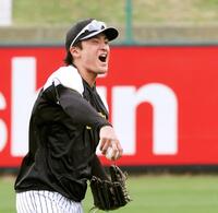 　ハツラツと外野ノックを受ける高寺（撮影・田中太一）