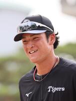 　ノック後、笑顔を見せる高寺（撮影・北村雅宏）