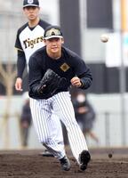 　ノックを受ける門別（撮影・山口登）