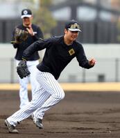 　ノックの打球を追う門別（撮影・山口登）