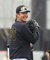 　練習中、笑顔を見せる門別（撮影・山口登）