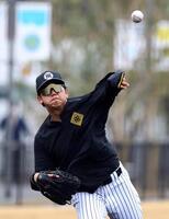 　キャッチボールする門別（撮影・山口登）