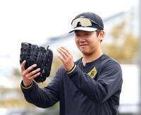 　ノックを終え、笑顔を見せる門別（撮影・山口登）