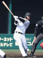 １回阪神１死、チーム初安打となる中前打を放つ阪神・楠本泰史＝日鉄鋼板ＳＧＬスタジアム尼崎（撮影・中田匡峻）