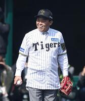 　始球式を務めた岡田オーナー付顧問は笑顔を見せる（撮影・中田匡峻）